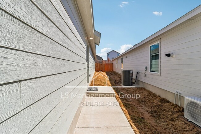 Building Photo - 3618 Amber Glade