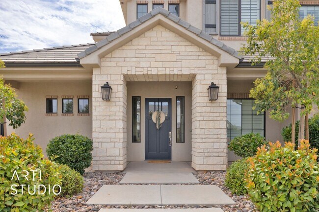 Building Photo - Gorgeous 5 bed 4 bath with AWESOME BACK YA...
