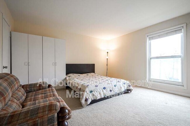 Building Photo - 11923 Parklawn Dr