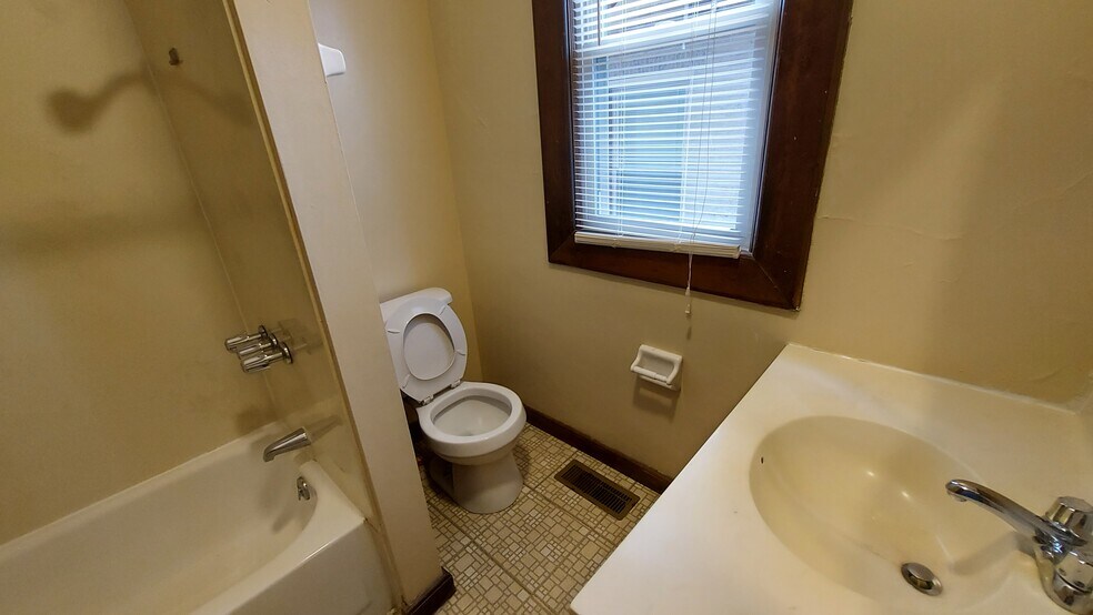 Building Photo - 404 King Ave