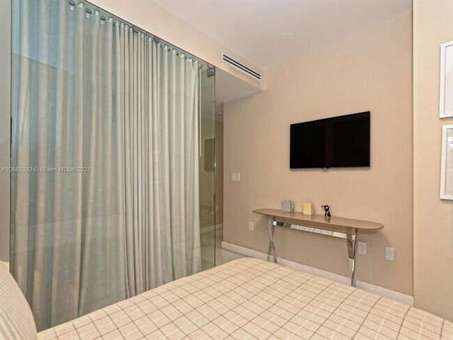 Building Photo - 17121 Collins Ave