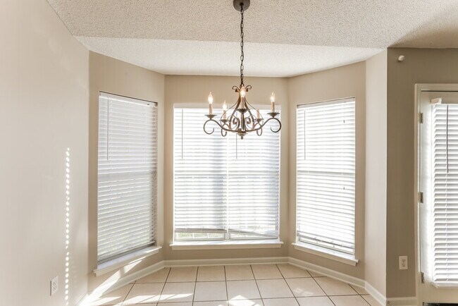 Building Photo - 2571 Hunters Pointe Dr