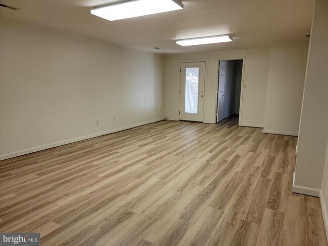 Building Photo - 1926 Thomas Run Cir