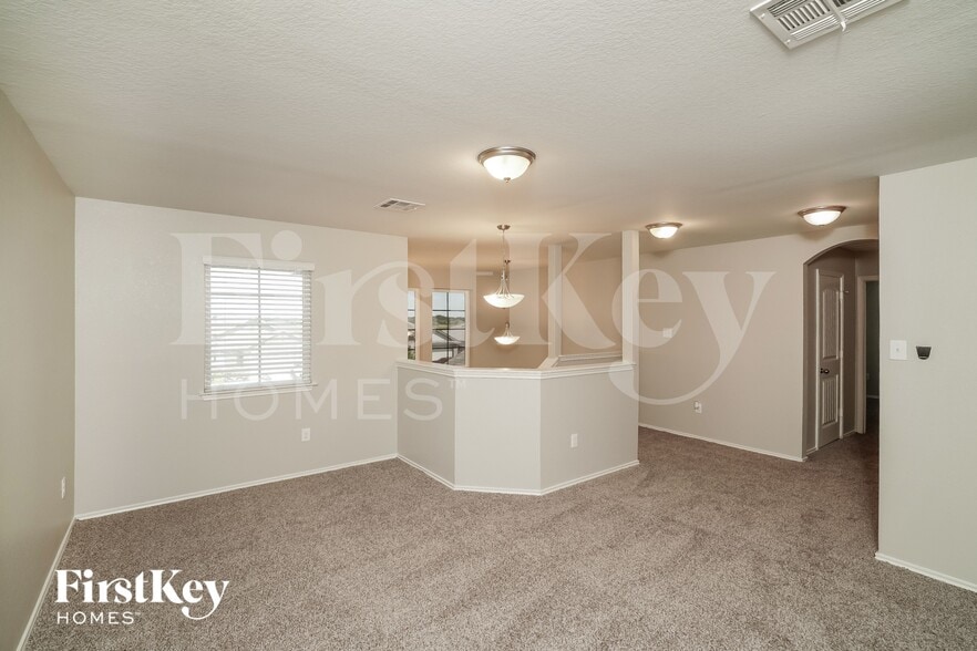 Building Photo - 1013 DUMFRIES Dr