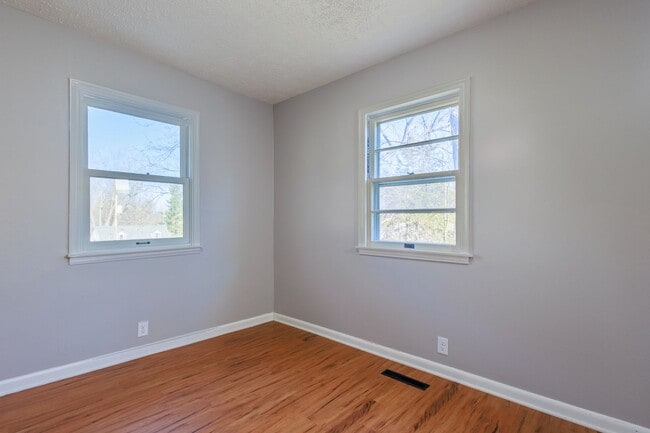 Building Photo - Gorgeous 4 bed 2 bath single-family home in Council Bluffs, IA