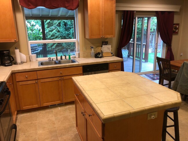 Building Photo - Large 4 Bedroom House in Newberg. Great Location!