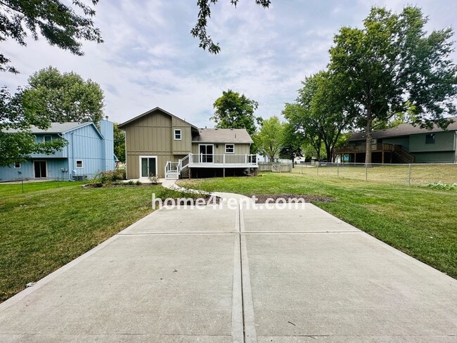 Building Photo - Wonderful Three Bedroom Olathe Home in a Q...