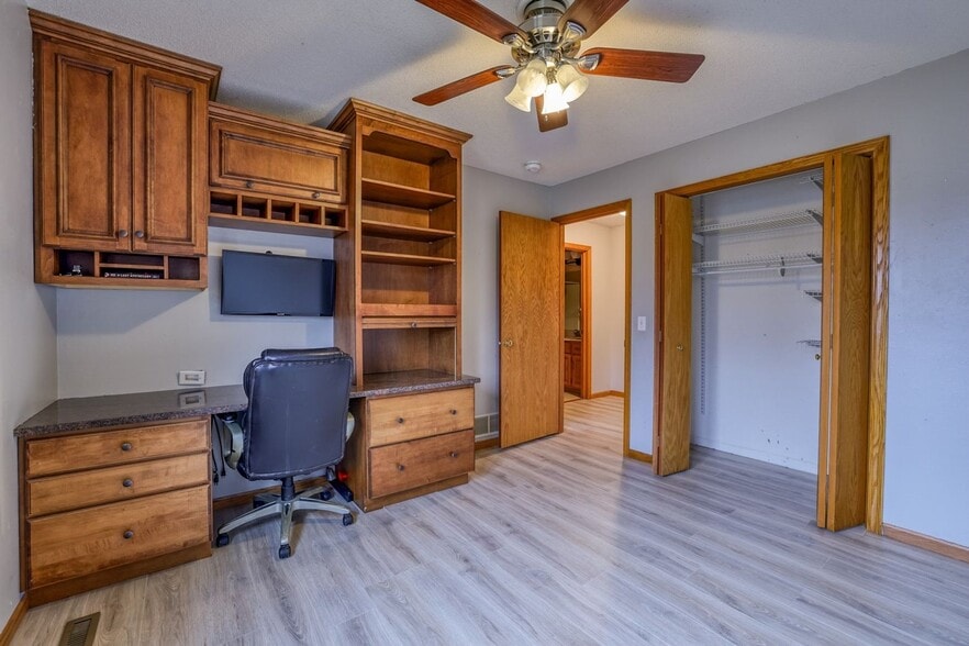 Building Photo - 7123 Yorktown Ln N