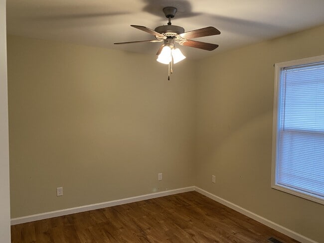 Building Photo - "Updated  2-Bed, 2-Bath Oasis on E High St, Cookeville – 900 Sq Ft of leisure!"