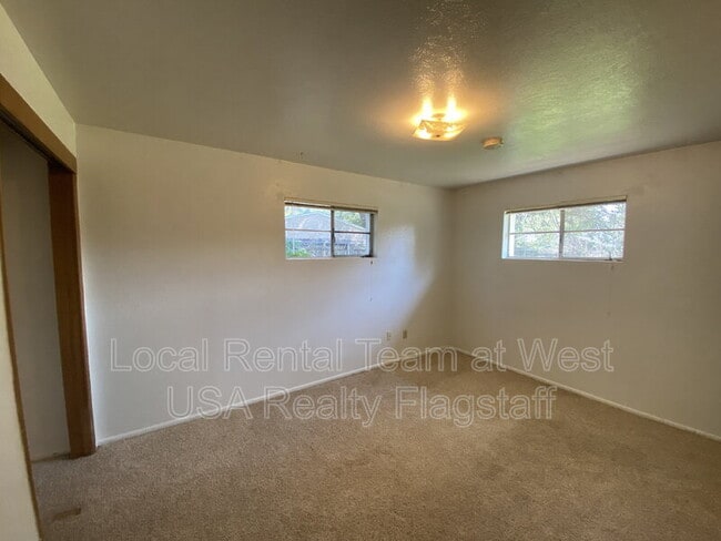 Building Photo - 2830 N Schevene Blvd
