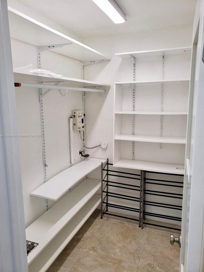 Building Photo - 1860 Venice Park Dr