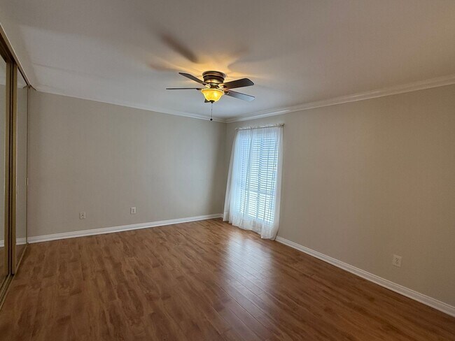 Building Photo - Walking Distance to the Center of Leisure Village