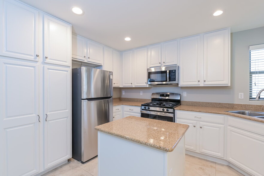 Building Photo - 613 Bright Valley Pl