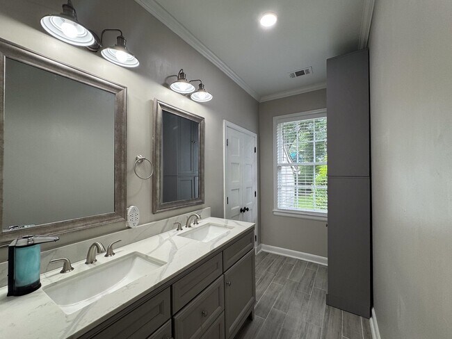 Building Photo - 3350 Highland Park Pl