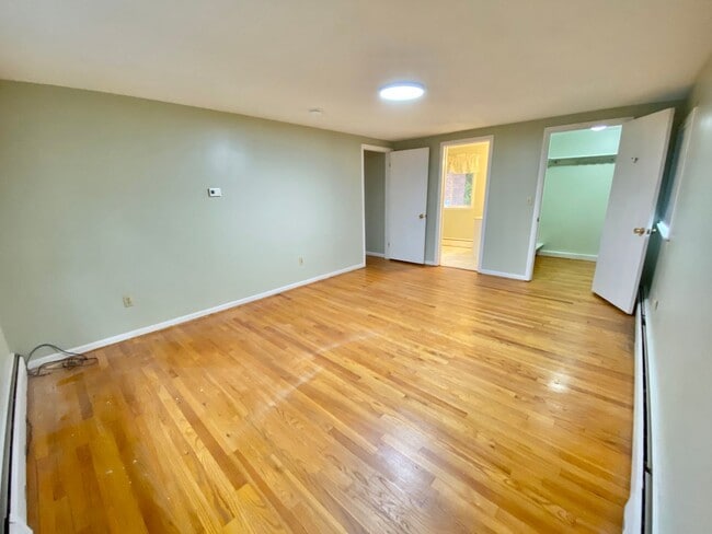 Building Photo - 4 Bedroom Home in Burlington VT Available 1/1/26!