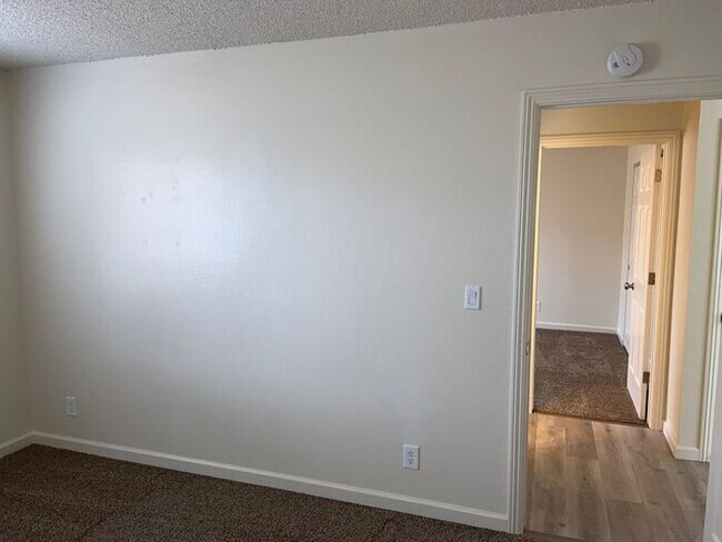 Building Photo - Reno Duplex - 1 Pet Friendly, Garage, Dishwasher, Washer/Dryer Hookups, Central A/C
