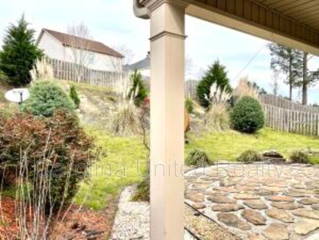 Building Photo - 220 Kickham Ln