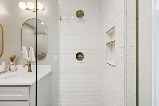 Building Photo - 215 Ash Dr