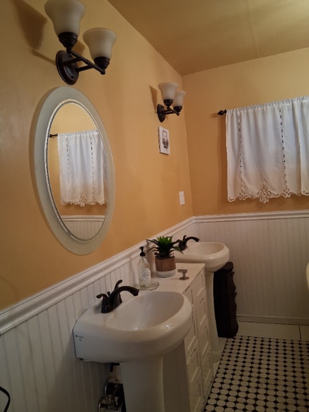 Building Photo - 1022 S Vancouver Ave