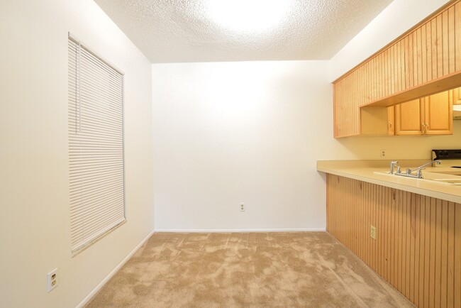 Building Photo - ? Bright & Spacious 1 Bed/1 Bath Condo wit...