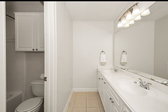 Building Photo - 4119 Pembrooke Way Dr