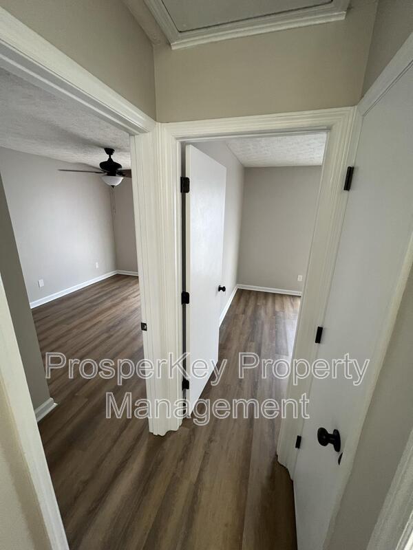 Building Photo - 5766 Spanish Oak Dr