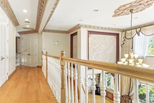 Building Photo - 77-16 Kew Forest Ln