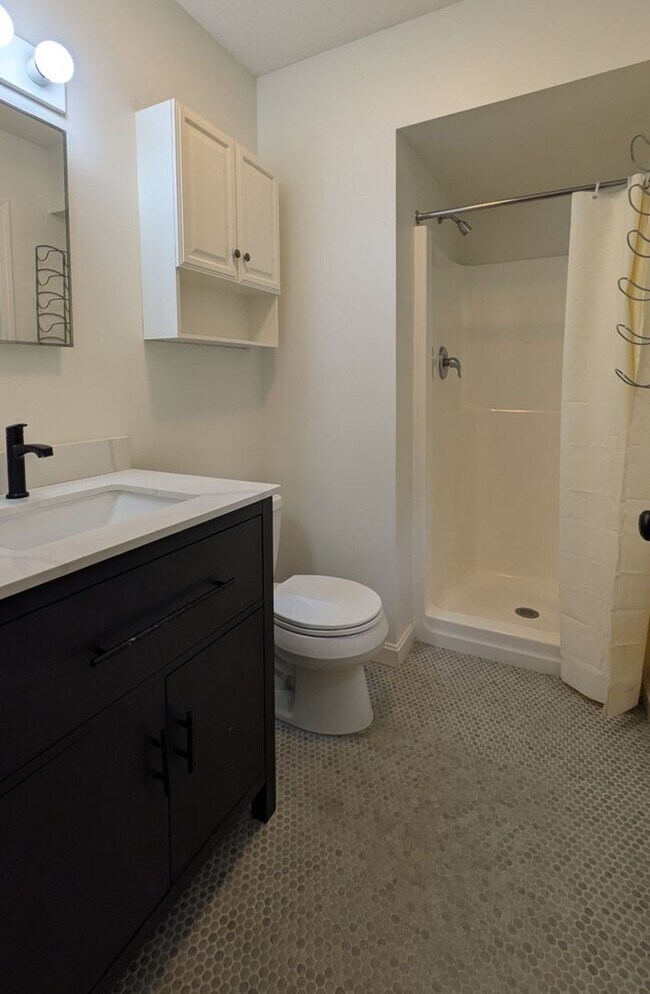 Building Photo - Spacious 3-Bedroom Condo in Lebanon, NH