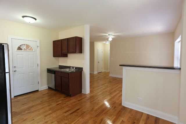 Building Photo - 629 W Cornelia Ave