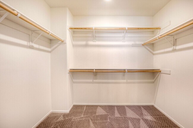 Building Photo - Fallbrook Two Weeks FREE Beautiful Horse Creek Ridge Spacious 3 Bed / 2.5 Bath Home with Solar