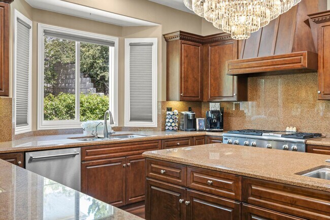 Building Photo - Exquisite Luxury Living in the Moorpark Co...