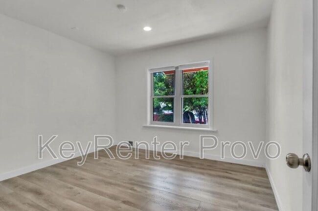 Building Photo - 362 800 E