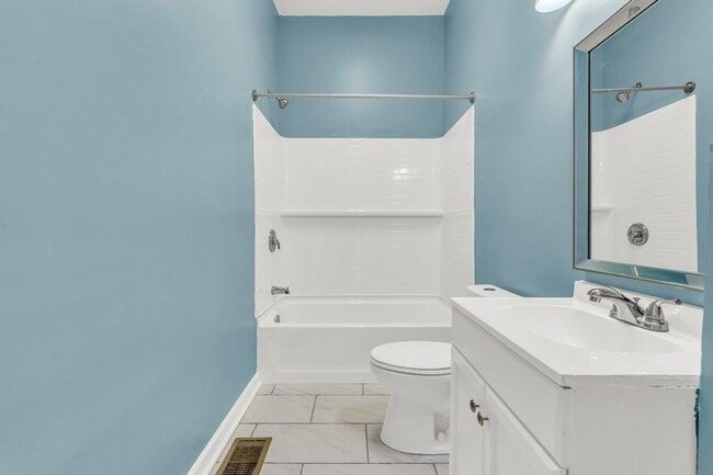 Building Photo - Spacious 3-bedroom, 2 full-bath property suited for residential living or commercial use