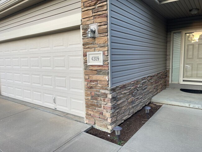 Building Photo - Spacious home in super nice neighborhood in Northwest Omaha
