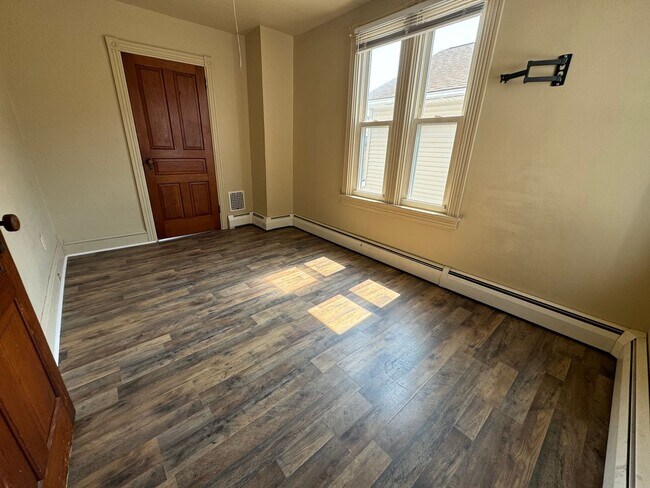 Building Photo - THREE BEDROOM/ONE BATH TWIN