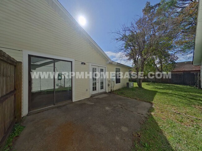 Building Photo - Cozy 3-Bedroom Home on a Corner Lot with F...