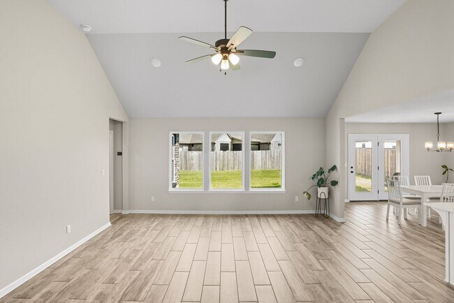 Building Photo - Like new, Move in Ready.