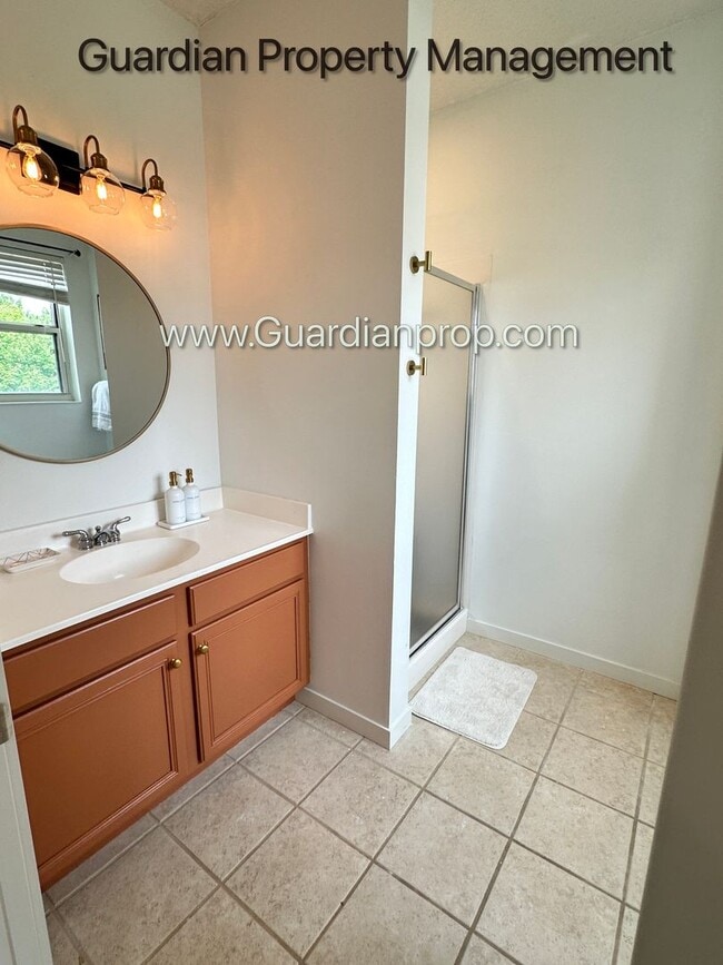 Building Photo - Northeast Minneapolis Town Home, Patio/Dec...