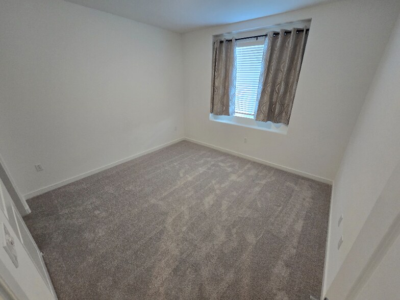 Building Photo - 1743 Shingle Ave