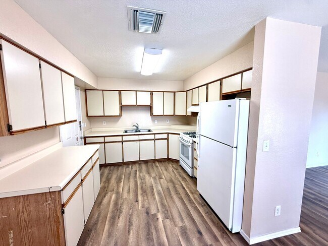 Building Photo - Cute 3 Bedroom 2 Bathroom House in Hualapa...