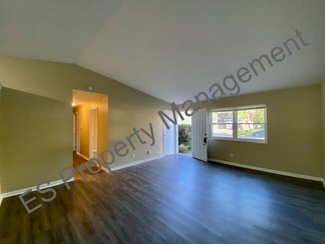 Building Photo - 3 Bedroom 1 Bathroom Ranch Style Home in Perry Township!