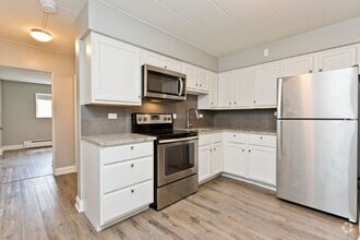 Building Photo - Recently Renovated 2 Bedroom Garden Apartm...