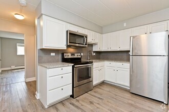 Building Photo - Recently Renovated 2 Bedroom Garden Apartment