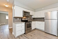 Building Photo - Recently Renovated 2 Bedroom Garden Apartment