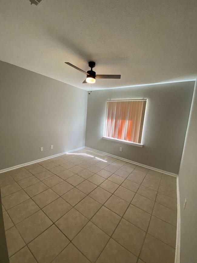 Building Photo - 239 Pointe S Dr