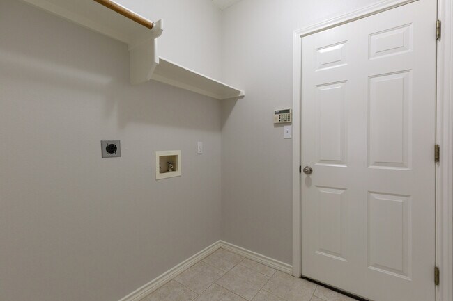 Building Photo - Spacious 3BR / 2BA Corner-Lot Home with Fenced Backyard & Garage