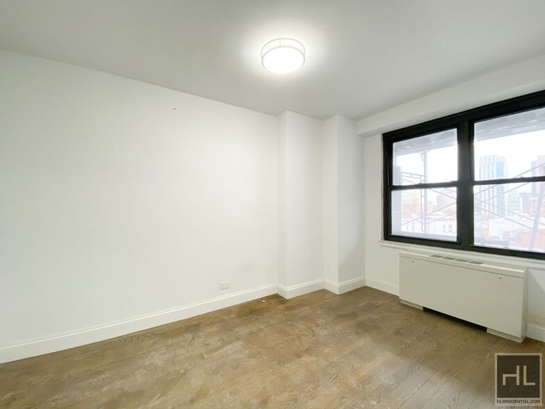 Building Photo - E 82 St