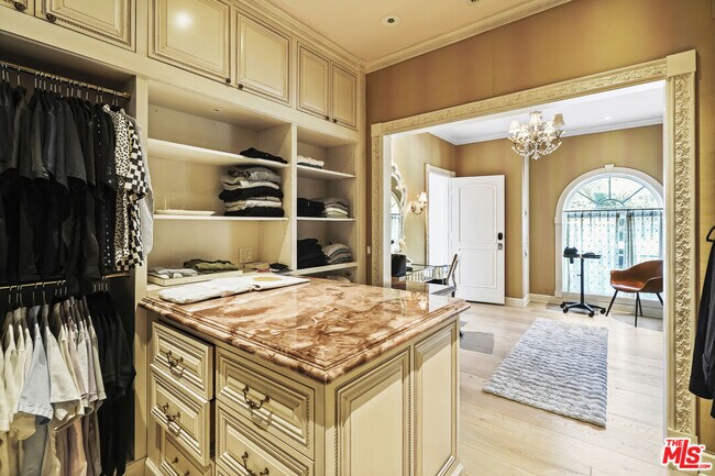 Building Photo - 23255 Mariposa De Oro St