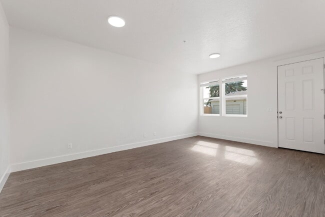 Building Photo - "Discover Comfort & Style: Spacious 3-Bed,...