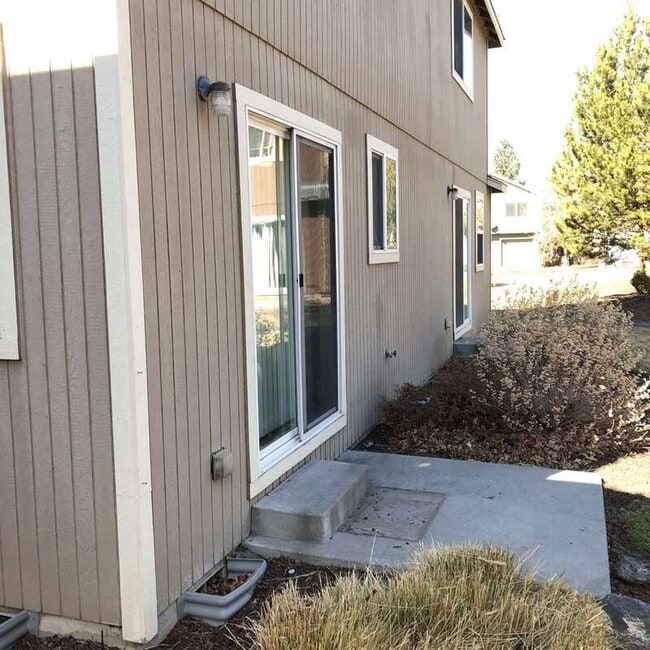 Building Photo - 1973 SW Canyon Dr